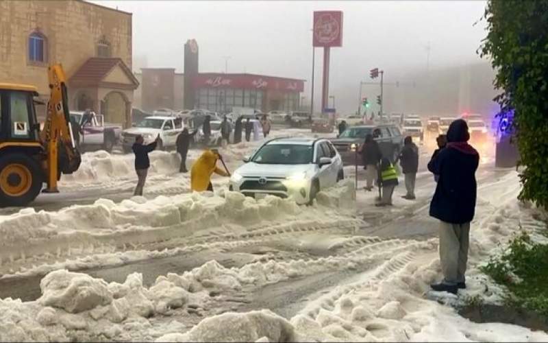 بارش تگرگ درغرب عربستان جاده‌ها را مسدود کرد