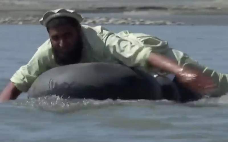 تیوب سواری معلمان افغان برای عبور از رودخانه