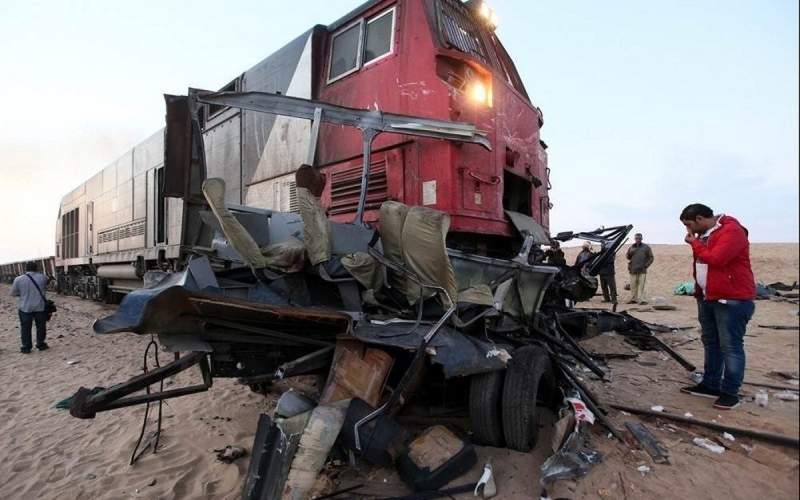 برخورد قطار با کامیون حامل خودروهای لاکچری