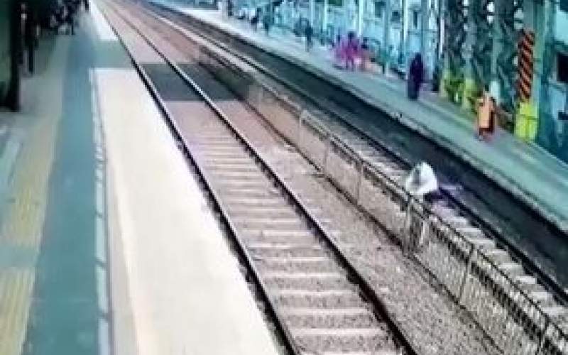 لحظه سقوط هولناک دختر جوان روی ریل قطار