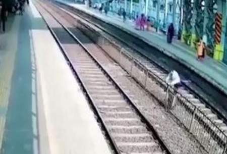 لحظه سقوط هولناک دختر جوان روی ریل قطار