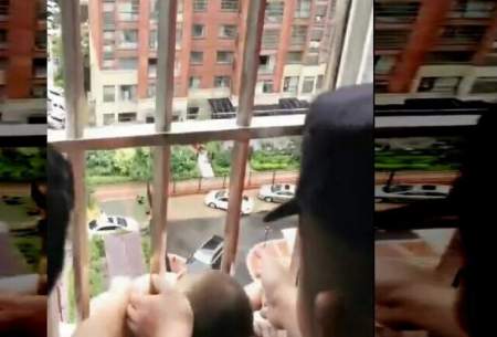 نجات کودکی که با سر از نرده پنجره آویزان ماند