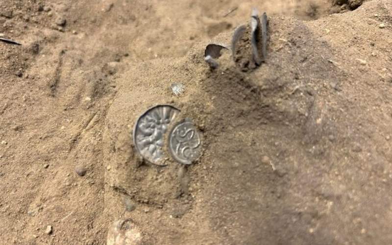 کشف سکه و زیورآلات نقره در نزدیکی یک قلعه