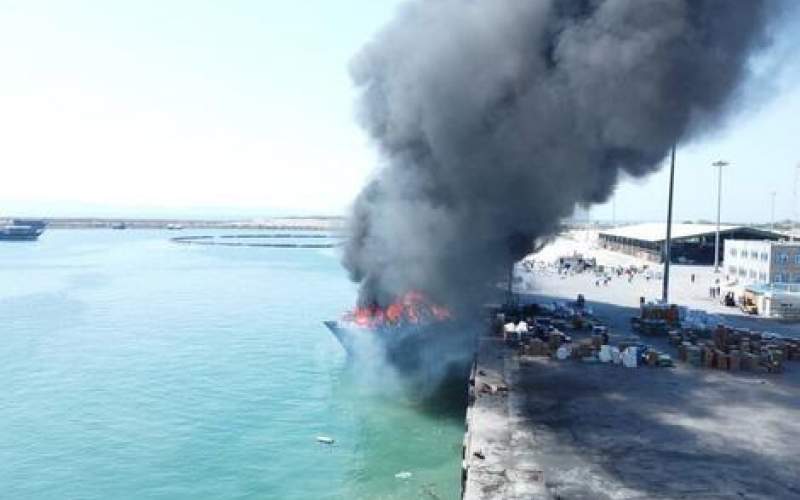 آتش سوزی ۲ فروند لنج در بندر بهمن قشم