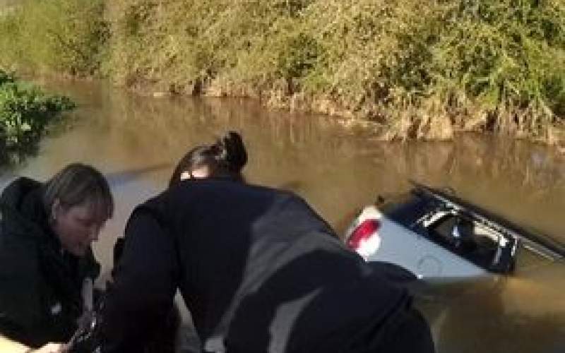 نجات یک زن گیر کرده در خودروی غرق شده