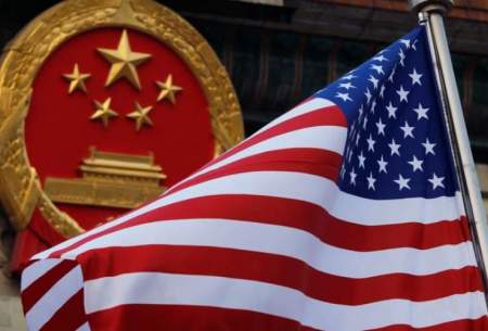 نمایی از پرچم ایالات متحده آمریکا که در پس‌زمینه آن نماد چین کمونیست دیده می‌شود