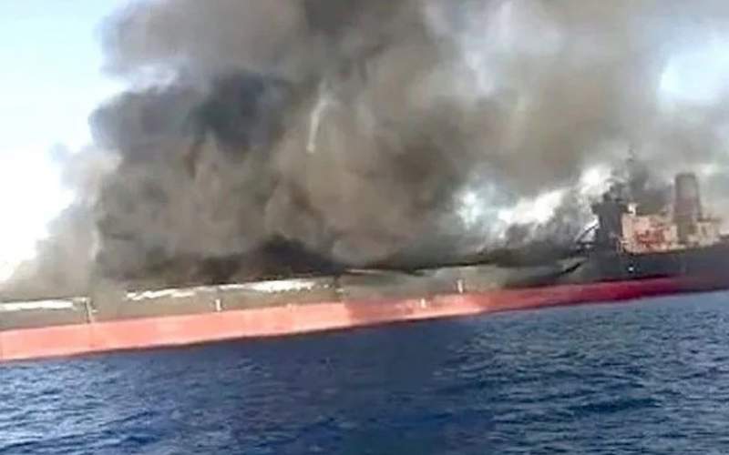آتش گرفتن یک نفتکش در آب‌های مالزی