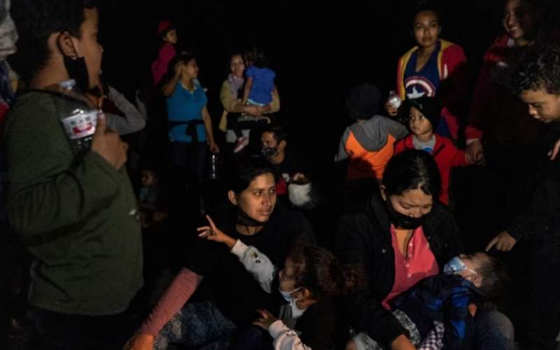 هجوم مهاجران برای عبور از مرزهای آمریکا 
