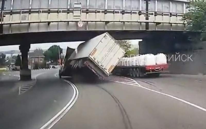 متلاشی شدن یک کامیون زیر پل