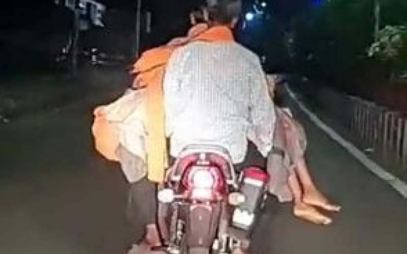 حمل جنازه یک دختر با موتورسیکلت!/فیلم
