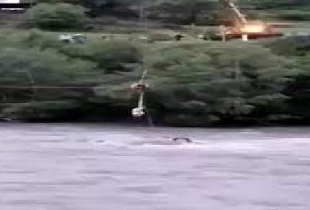 نجات ناموفق مرد گرفتار در رودخانه خروشان/فیلم