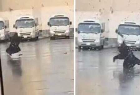خوشحالی عجیب دختر عربستانی از بارش باران