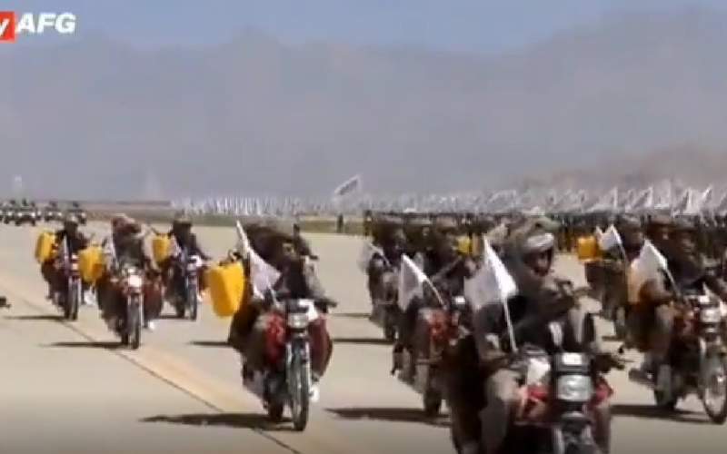 رژه جنگجویان طالبان با دبه‌های زرد انتحاری/فیلم