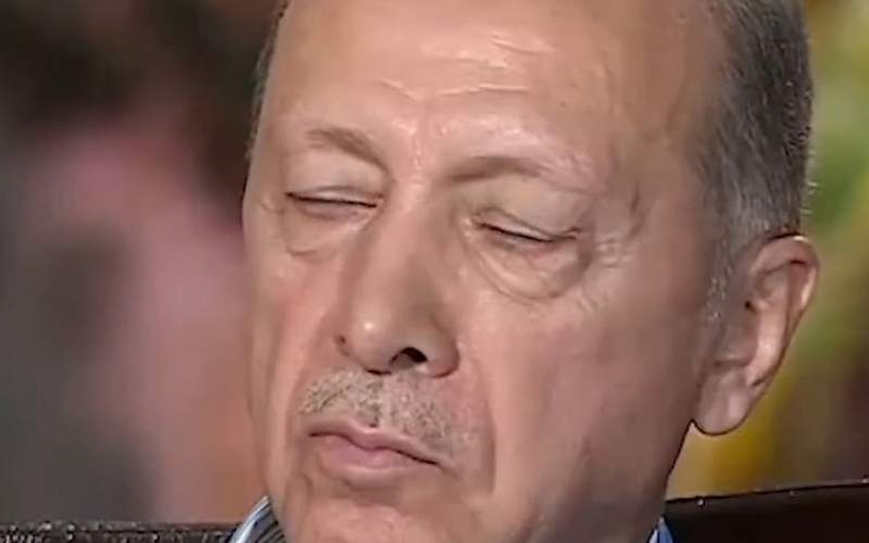 چرت زدن اردوغان در حین مصاحبه زنده تلویزیونی!