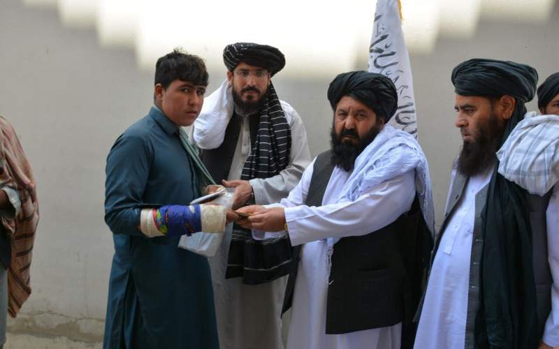طالبان در حال توزیع دلار بین مردم!