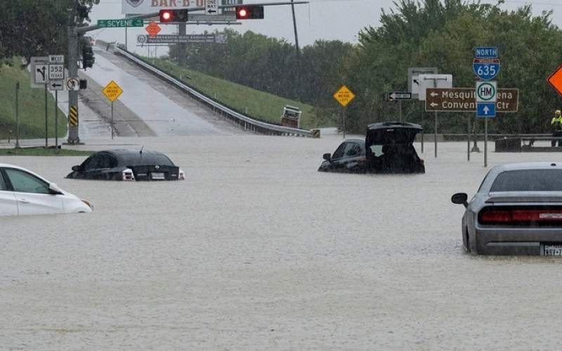 سیل بزرگراه تگزاس را زیر آب برد /فیلم