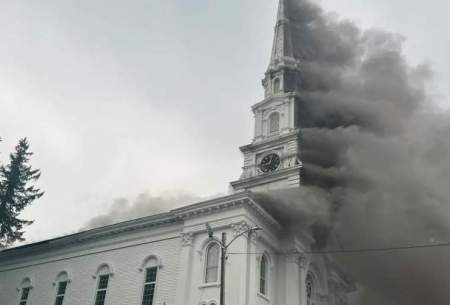 آتش سوزی کلیسای تاریخی پس از اصابت صاعقه