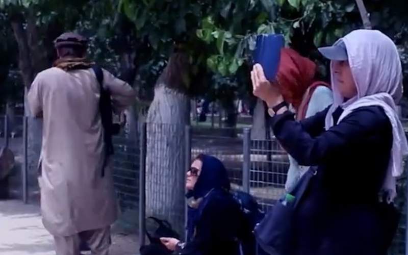 پوشش عجیب توریست‌های خارجی در افغانستان