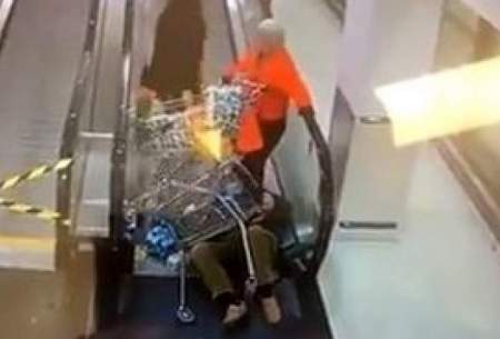 سقوط یک پیرمرد و پیرزن روی پله برقی/فیلم