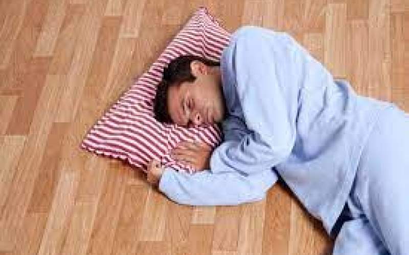 ۵ فایده باورنکردنی خوابیدن روی زمین