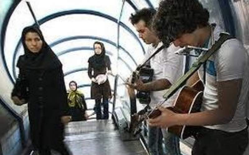 ویدیویی فراگیراز نوازندگی زیبای یک پسر در مترو