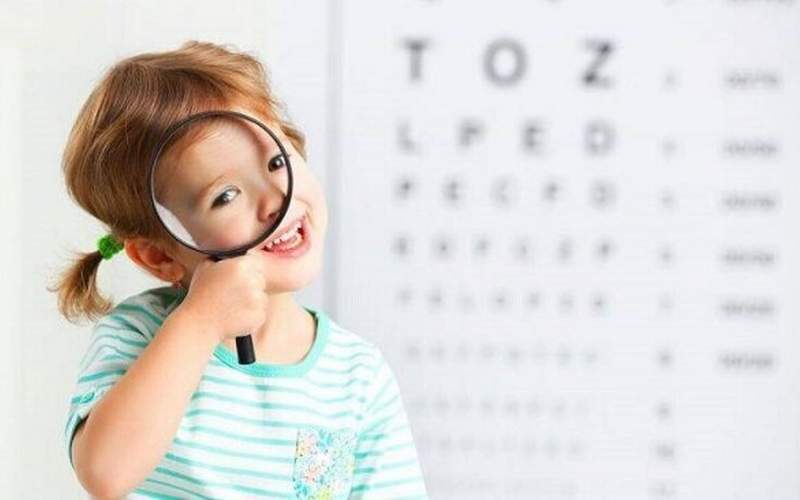 چگونه بفهمیم فرزندمان به عینک نیاز دارد؟