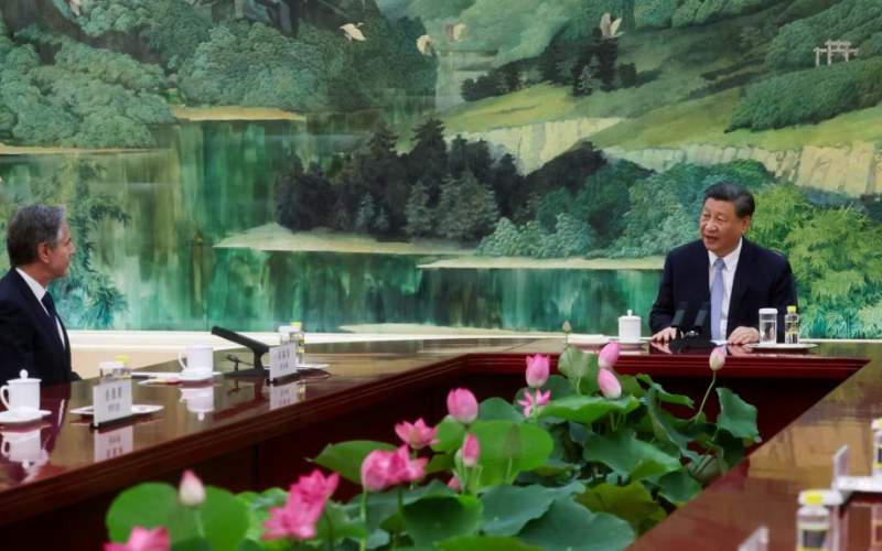 آنتونی بلینکن (چپ)، وزیر خارجه آمریکا، در دیدار امروز دوشنبه با شی جین‌پینگ، رئیس‌جمهور چین