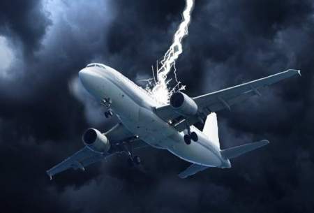 لحظه وحشتناک برخورد صاعقه به هواپیما!