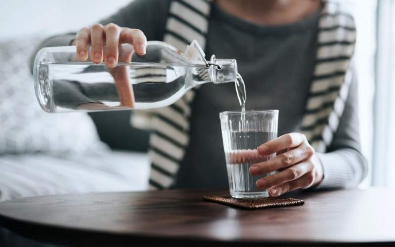 چه کسانی نباید هنگام غذا خوردن آب بنوشند؟