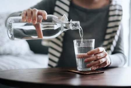 چه کسانی نباید هنگام غذا خوردن آب بنوشند؟