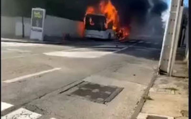 لحظه هولناک آتش گرفتن اتوبوس در حال حرکت