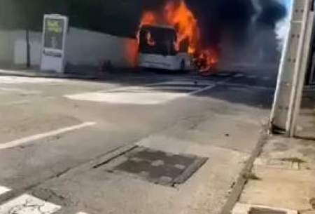 لحظه هولناک آتش گرفتن اتوبوس در حال حرکت