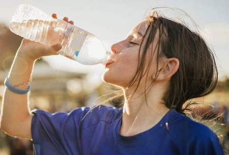 در تابستان روزانه چند لیوان آب باید بنوشیم؟