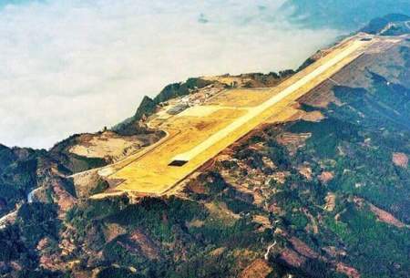 تصاویر دیدنی ساخت فرودگاه روی قله کوه در چین