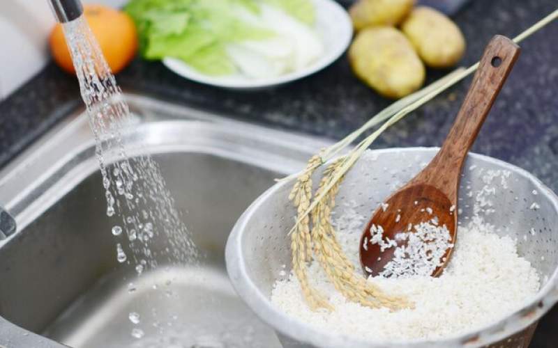 آیا شستن برنج، باکتری‌های آن را از بین می‌برد؟