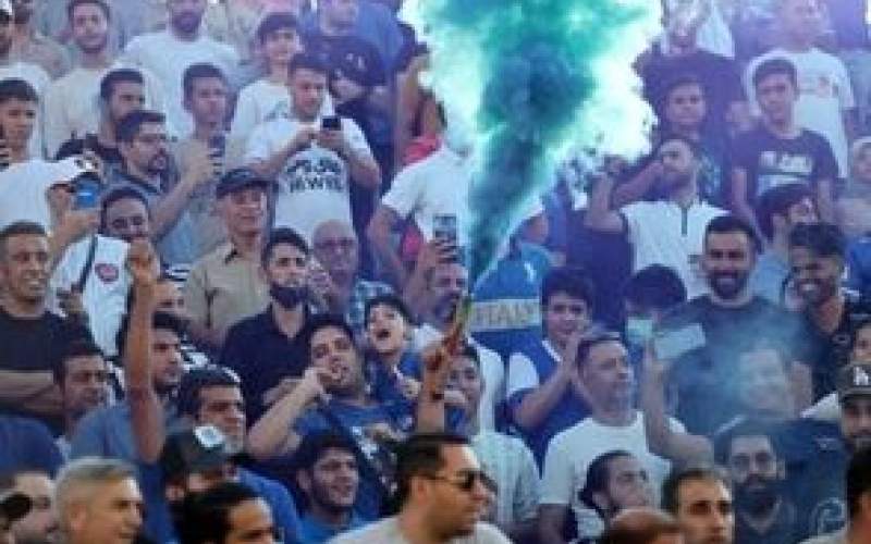 تجمع هواداران استقلال مقابل باشگاه/فیلم