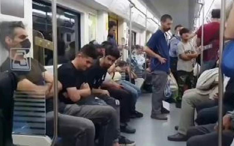 ویدئویی فراگیر از اقدام زیبای یک پسر در مترو