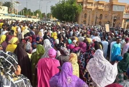 مردم نیجر در اعتراض به کودتاگران به خیابان‌ آمدند