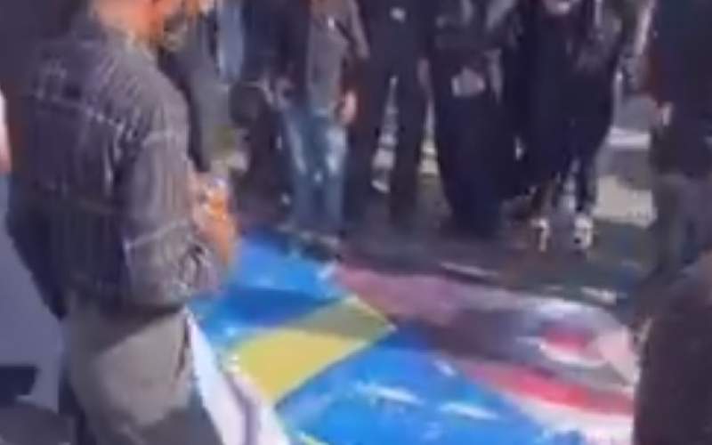 جمع کردن پرچم آمریکا در یک حسینیه زنجان