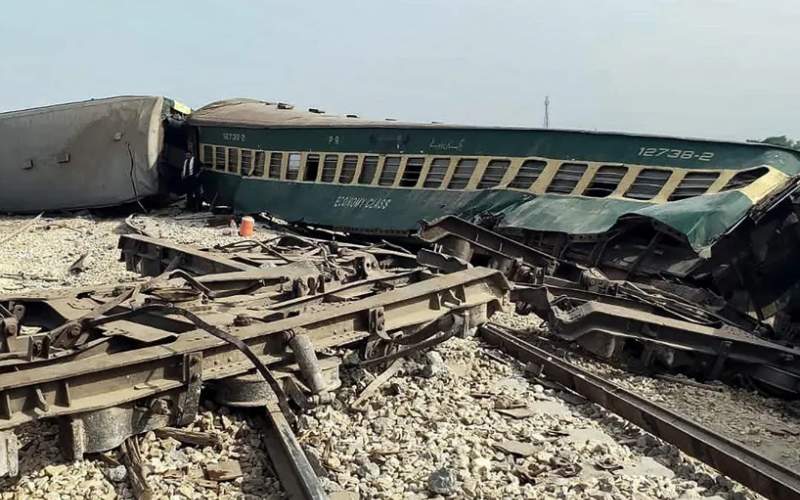 خروج مرگبار قطار از ریل در پاکستان/فیلم
