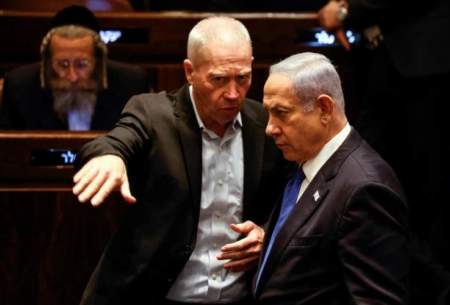 یووا گالانت (سمت چپ) در حال گفتگو با بنیامین نتانیاهو، نخست‌وزیر اسرائیل