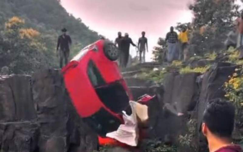 سقوط وحشتناک یک خودرو داخل آبشار!/فیلم
