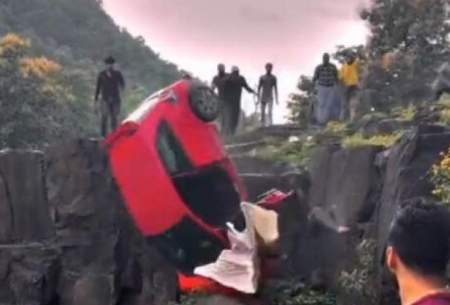 سقوط وحشتناک یک خودرو داخل آبشار!/فیلم
