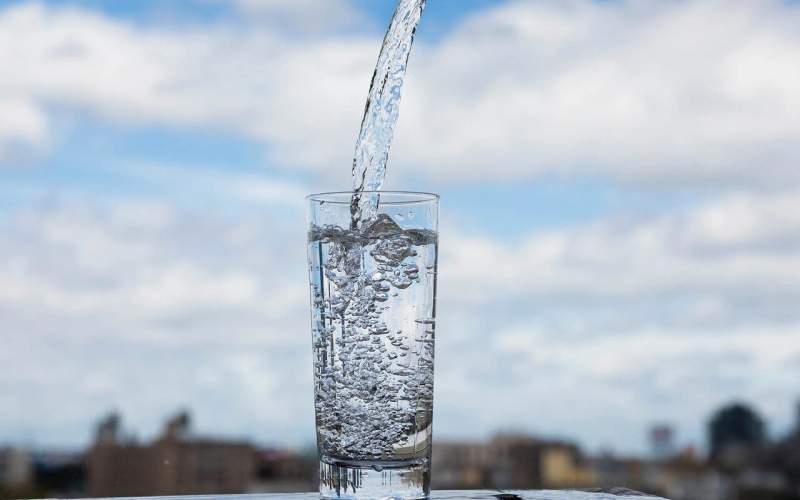 ۶ باور اشتباه در مورد نوشیدن آب که نباید باور کنید