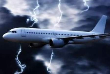 نمای کابین خلبان هنگام فرود هواپیما در طوفان
