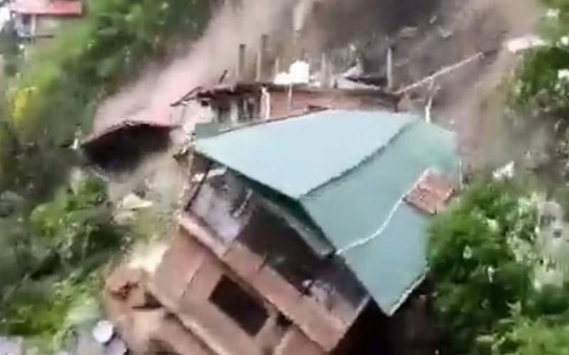 خانه‌ها پس از رانش زمین در هیمالیا فرو ریختند
