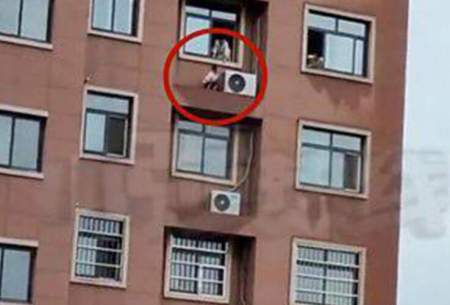 قایم‌باشک یک کودک روی لبه آپارتمان ۲۰ متری!