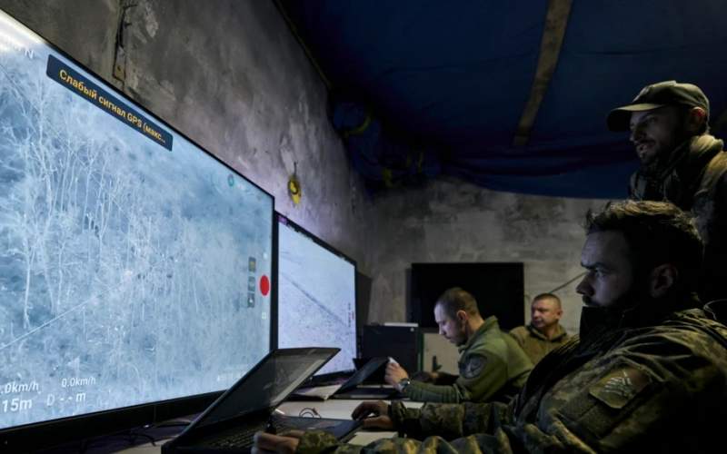 سربازان اوکراینی حرکت پهپادها را از یک مرکز زیرزمینی در باخموت دنبال می‌کنند