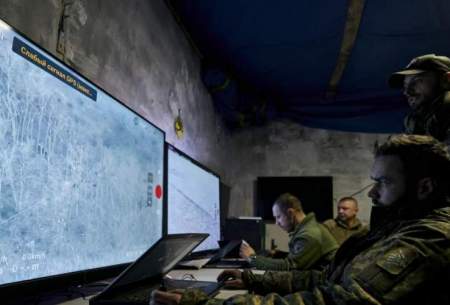 سربازان اوکراینی حرکت پهپادها را از یک مرکز زیرزمینی در باخموت دنبال می‌کنند
