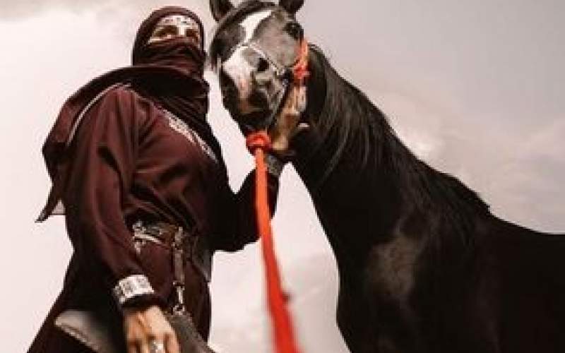 زن کماندار و شمشیرباز عربستانی  روی اسب/فیلم